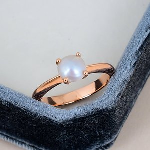 Anillo de compromiso chapado en oro rosa con nácar, plata de ley 925 maciza, engaste de púas, gema de corte redondo, joyería fina clásica. - Product Image 1