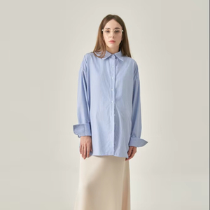Camiseta Minimalista para Mujer, Cuello Redondo, Manga Larga, Detalle de Botones, Transpirable, Estilo Casual Holgado, Hecha en Vietnam - Product Image 1