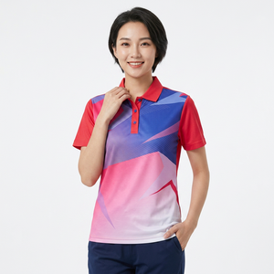 Polo de Manga Corta para Hombre, Estampado Geométrico, Secado Rápido, Estilo Deportivo, Tejido de Poliéster, Diseño Degradado Rojo, Azul y Rosa - Product Image 4