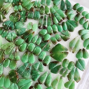 Paire de pierres précieuses en chrysoprase naturelle verte, cabochons assortis pour la fabrication de boucles d'oreilles, pierres de 10x10x5mm, 33x16x5mm, 22 carats en moyenne - Product Image 2