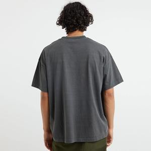 Camiseta extragrande con corte moderno y algodón ligero para mantener tu estilo fresco y cómodo. - Product Image 3