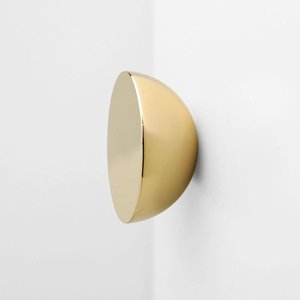 Bouton de meuble cylindrique arrondi en laiton doré brossé avec profil bombé sculptural et face plate circulaire pour meuble contemporain - Product Image 2