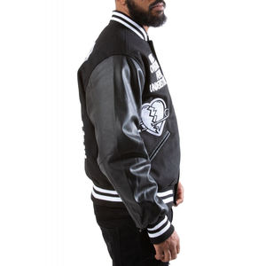 แจ็คเก็ตเบสบอลแบบวาร์ซิตี้สำหรับผู้ชาย สไตล์วินเทจ สีดำ สำหรับฤดูหนาว  แบบคอตั้ง  ปักโลโก้ด้านหน้า  ผ้าขนสัตว์  รับผลิตตามสั่ง (OEM) ขายส่ง - Product Image 5