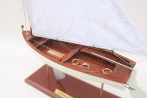 Barco de pesca americano de madera hecho a mano por DINHY, pintado de blanco - Product Image 3
