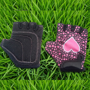Gants de cyclisme demi-doigts unisexe en polyester à motif cœur rose pour l'été avec fermeture auto-agrippante - Product Image 4