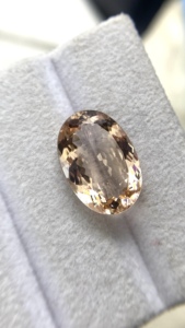 พลอยมอร์แกไนต์ทรงรีธรรมชาติแท้ คุณภาพสีและความเงางามยอดเยี่ยม เบอร์ริลธรรมชาติ 6.31 กะรัต สะอาดระดับ Loupe - Product Image 3