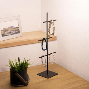 Expositor Vertical de Joyería con Barras Cruzadas Escalonadas, Diseño que Ahorra Espacio, Organizador de Collares y Pulseras, Almacenamiento Elegante - Product Image 4