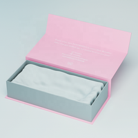Boîte cadeau rigide magnétique haut de gamme avec inserts en satin et éponge et logo en feuille d'or pour l'emballage de cosmétiques et de produits de beauté