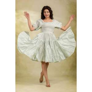 Robe midi smockée vert sauge avec manches bouffantes, à volants, fluide, 100 % coton, col en U, écologique, coupe trapèze, pour l'été et les brunches - Product Image 1