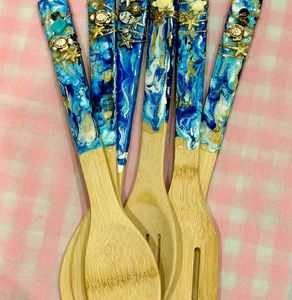 Ensemble de 6 ustensiles de cuisine en bois avec poignées en résine marbrée bleue et breloques dorées - Product Image 1