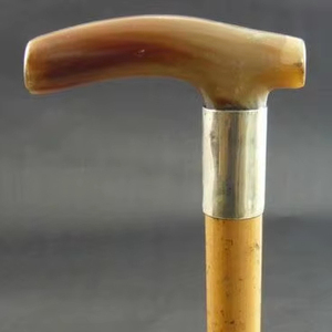Cuerno de Búfalo Tallado a Medida, Color Natural, Ecológico, de la Mejor Calidad, con Mango de Palo, PERFECT ENTERPRISES, Arte Moderno - Product Image 1