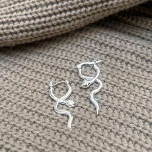 Pendientes de Aro Minimalistas con Forma de Serpiente, Pendientes Bohemios de Latón con Diseño Animal, Pendientes de Latón Plateado para Mujer, Pendientes Finos al por Mayor - Product Image 4