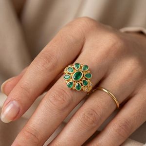 แหวนเพชรพลอยมรกตเจียระไนทรงเหลี่ยมแบบคลาสสิกสไตล์ทิเบตประดับทอง 14K รุ่น Gemvanity R986 สำหรับงานหมั้นและวันครบรอบ - Product Image 5