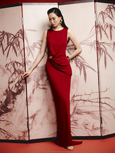 Vestido maxi rojo cómodo, ligero y elástico, estilo bodycon, color burdeos, ideal para cócteles elegantes. - Product Image 5