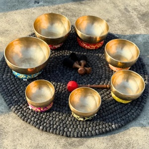 Juego completo de cuencos de sanación de 7 chakras, cuencos de canto martillados a mano y afinados con mazos y cojines, disponibles al por mayor a precios económicos. - Product Image 5