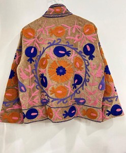 Chaqueta Bordada Suzani de Terciopelo Hecha a Mano, Estilo Boho Chic, Chaqueta Corta Abierta, Prenda Exterior Lujosa y Cálida para Invierno - Product Image 2