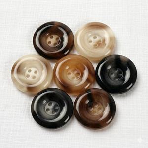 Botones Redondos de Cuerno de Búfalo de Alta Calidad, Estilo Animal, Duraderos, Hechos a Mano, con 4 Agujeros, para Coser Ropa, Camisas y Trajes - Product Image 1