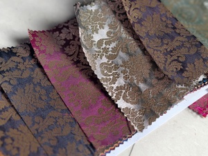 Tissu brocart floral en jacquard tissé violet et or métallisé, poids moyen, pour textile de maison - Product Image 4