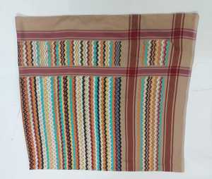 Shemagh tissé multicolore en zigzag 50x50 pouces (127x127cm) beige avec bordure rayée rouge, ourlet fini, 220g, unisexe - Product Image 2
