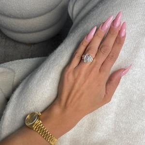 Anillo de Compromiso con Diamante de Corte Esmeralda Certificado por IGI de 10 Quilates, Tres Esmeraldas Laterales, Oro Blanco de 18k - Product Image 4