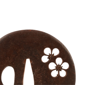 Protector de Espada Japonés del Período Edo, Tadashige, Hierro, Diseño Tallado de Sakura (Flor de Cerezo), Tsuba Redonda de 7.20cm X 7.21cm - Product Image 3