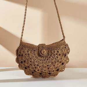 Añade un toque de gracia rústica con este hermoso bolso de hilo natural con una silueta de solapa curva y un asa delicada. - Product Image 2