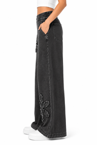 Vaqueros anchos de mezclilla para mujer, negros lavados, de cintura alta, estilo holgado con apliques florales, pantalones de streetwear elegantes y de gran tamaño. - Product Image 3