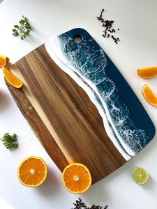 Tabla de servir de madera con epoxi estilo río, artesanal y única – Tabla de quesos y bandeja de alimentos hecha a mano para cenas de lujo y colección de regalos - Product Image 5