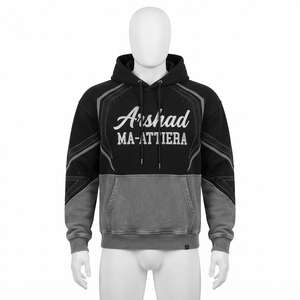Sudadera con Capucha para Hombre en Color Negro y Gris con Paneles Curvos en Contraste, Detalle Gráfico en el Pecho, Bolsillo Tipo Canguro, Estilo Urbano Personalizado - Product Image 1