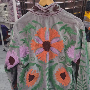 Manteau en velours brodé artisanal avec des fleurs orange et violettes audacieuses - Product Image 1