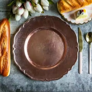 Assiette de présentation en fer de qualité supérieure avec finition artisanale pour une mise en scène de table élégante - Product Image 1