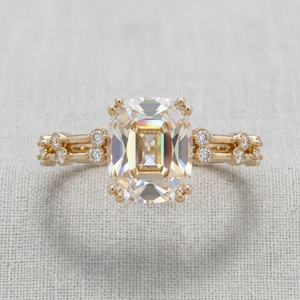 Bague de fiançailles classique pour femme en or jaune 18 carats, diamant de laboratoire taille coussin style « Old Mine » avec pierres latérales, certifiée IGI - Product Image 1
