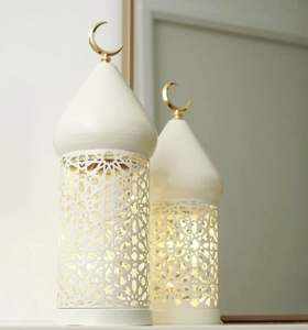 Lanterne vintage en métal doré Lanterne élégante en forme de lanterne pour la décoration de la maison et du jardin Prix de gros Look des années 1890 du milieu du siècle - Product Image 1