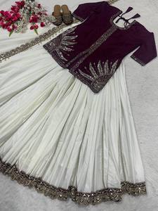 Robe de mariée traditionnelle indienne et pakistanaise pour femmes, couleur marron, brodée, avec des détails dorés, coupe ample, longueur au sol, en soie - Product Image 3