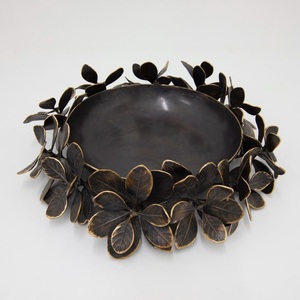 Vaisselle de service artisanale au design rustique, plats et bols pour la présentation des aliments, décoration intérieure, matériau solide - Product Image 1