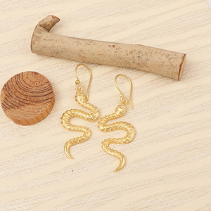 Pendientes Colgantes de Serpiente Dorada, Pendientes de Aro con Textura Martillada, Joyería de Estilo Bohemio Místico, Regalo - Product Image 4