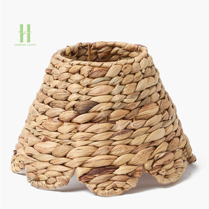 Maison de poupée artisanale en rotin naturel élégante, moderne, écologique et durable, pour chambre et salon, mobilier pour enfants imaginatif - Product Image 1