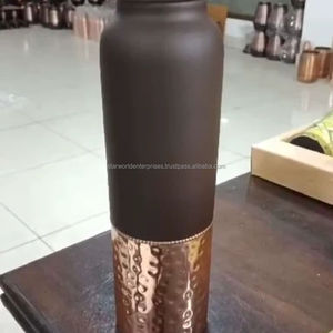 Bouteilles d'eau en cuivre pur 100%. Fabriquées à la main par des artisans qualifiés à Sambhal, Uttar Pradesh, ces bouteilles sont fabriquées à l'aide - Product Image 1