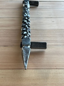 Manija de hierro forjado con diseño de clavos de acero, estilo tradicional, acabado galvanizado, fácil montaje, resistente al óxido para exteriores - Product Image 4