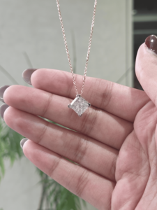 Collar con Colgante de Oro de Lujo con Diamante Cultivado en Laboratorio de Corte Cojín de 3.30ct, Certificado IGI, Engaste Solitario de Cuatro Puntas, Joyería para Mujer - Product Image 3