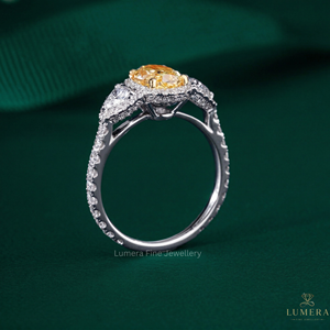 Impresionante Anillo de Oro Amarillo con Piedras Ovaladas, Trillón y Redondas VVS2, Oro de 9k, 10k, 14k y 18k, Selección de Joyería Fina de Calidad Artesanal - Product Image 3