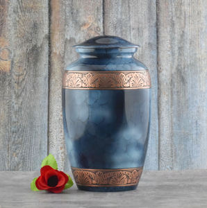 Urne funéraire en métal bleu ciel de luxe en gros, pot commémoratif avec colombes blanches en vol et motif naturel en émail poli - Product Image 6