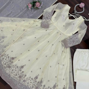 ชุดเดรสงานปาร์ตี้สไตล์อานาร์กาลี ดีไซน์สวยงาม ตกแต่งด้วยด้ายไหมและเลื่อม - Product Image 1