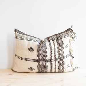 Housse de coussin décorative en laine faite à la main style bohème avec franges et pompons - Product Image 6