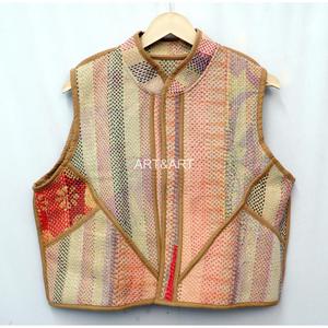 Nouveauté ART&ART - Gilet court élégant pour femme, en coton tricoté à la main, patchwork indien multicolore, style Kantha vintage, col en V - Product Image 1