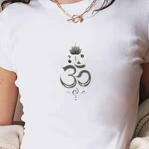 T-shirt court stylisé à la mode pour femme symbole Om - Product Image 1