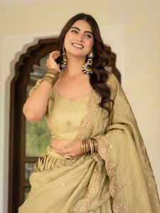 Atractivo Lehenga Choli de seda color crema con bordado de lentejuelas para boda - Product Image 6