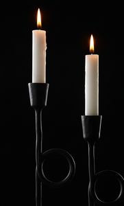 Ensemble de bougeoirs sculpturaux noirs au design trompette contemporain, en fonte texturée, pour décoration artistique - Product Image 3
