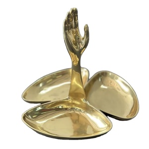 Meilleure Vente : Plat de Service Doré en Forme de Main avec Trois Bols Brillants – Décoration de Table Élégante pour Servir des Collations – EN PROMOTION - Product Image 1