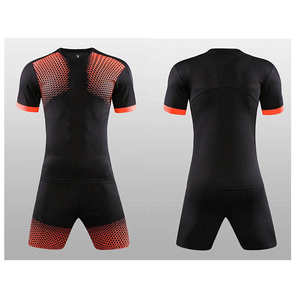 Camiseta de Fútbol Negra Transpirable de Alta Calidad al por Mayor para Hombre con Logotipo Personalizado de Manga Corta - Product Image 1